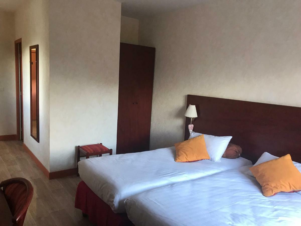 Au Feu De Bois Hotel Amou Ngoại thất bức ảnh